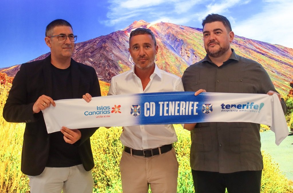 Óscar Cano a su llegada, junto a Mauro Pérez y Juan Guerrero (CD TENERIFE).