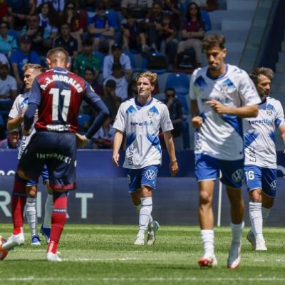 Cantero celebrando el 0-1 en Valencia (La Liga)