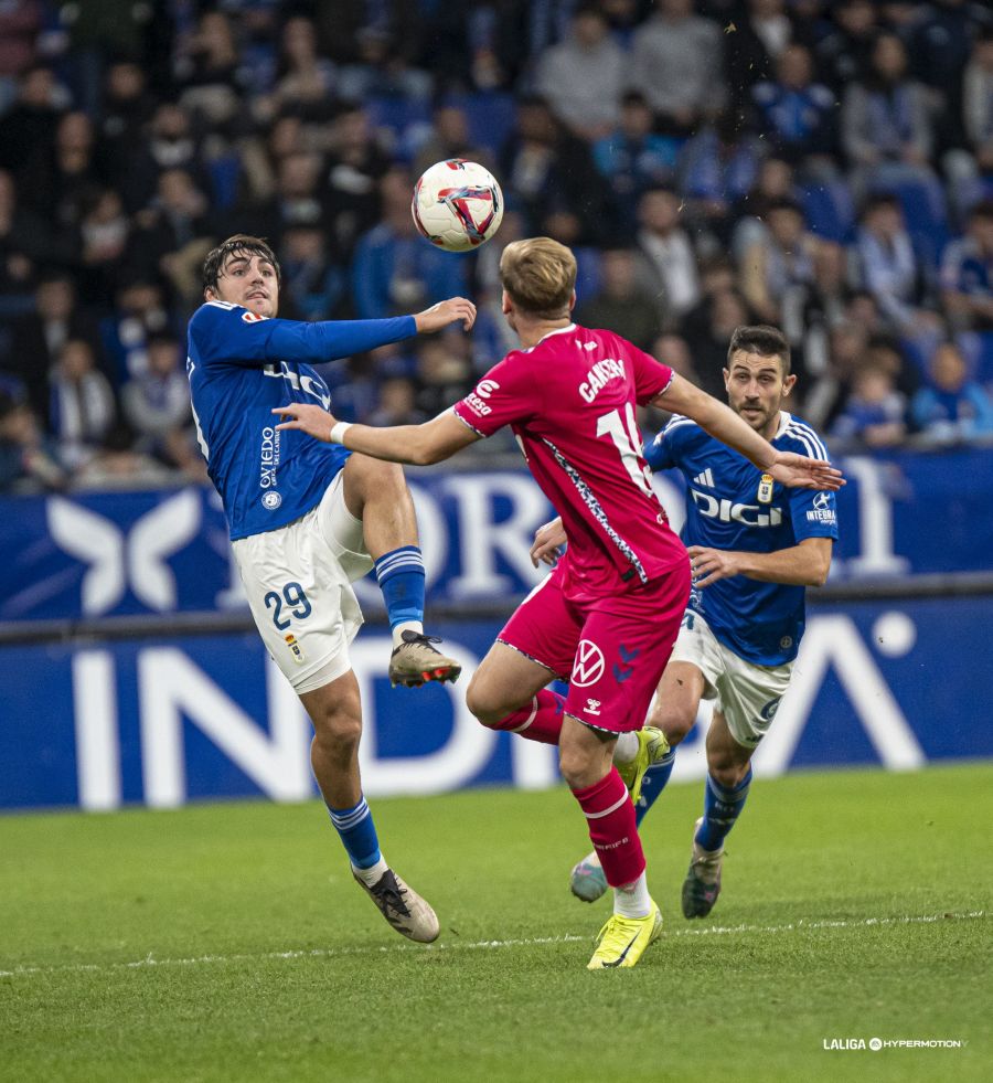Cantero durante el partido en Oviedo (La Liga)