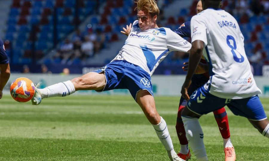Cantero tratando de controlar un balón (La Liga)|Cantero en el partido contra el Levante (LA LIGA)