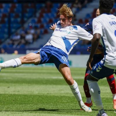 Cantero tratando de controlar un balón (La Liga)|Cantero en el partido contra el Levante (LA LIGA)