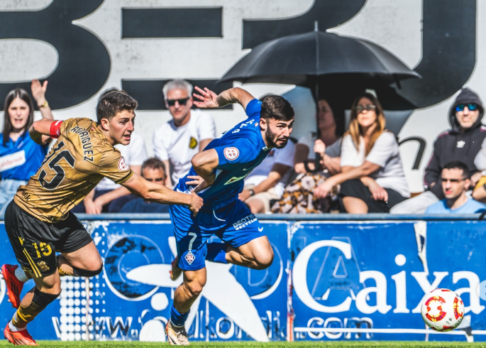 Dani Selma pasa el balón tras irse de un rival (@danielselmaa)