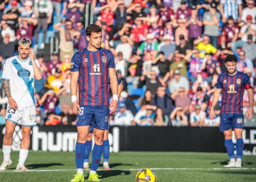 Masca antes de tirar un penalti (@mascarenhas9)