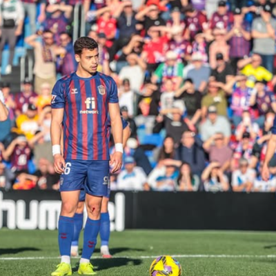 Masca antes de tirar un penalti (@mascarenhas9)
