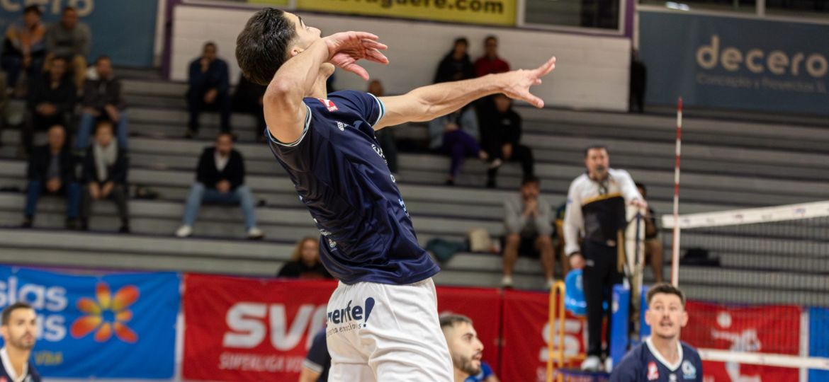 Carlos Nieves remata un balón en el Ríos Tejera (CEDIDA)