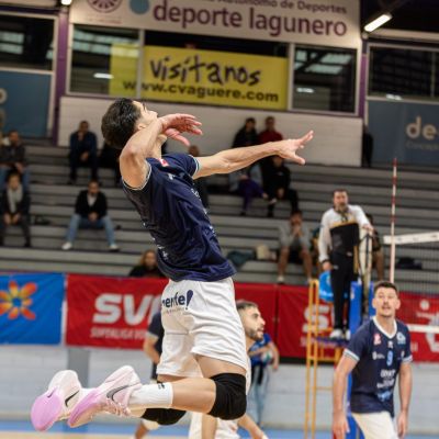 Carlos Nieves remata un balón en el Ríos Tejera (CEDIDA)