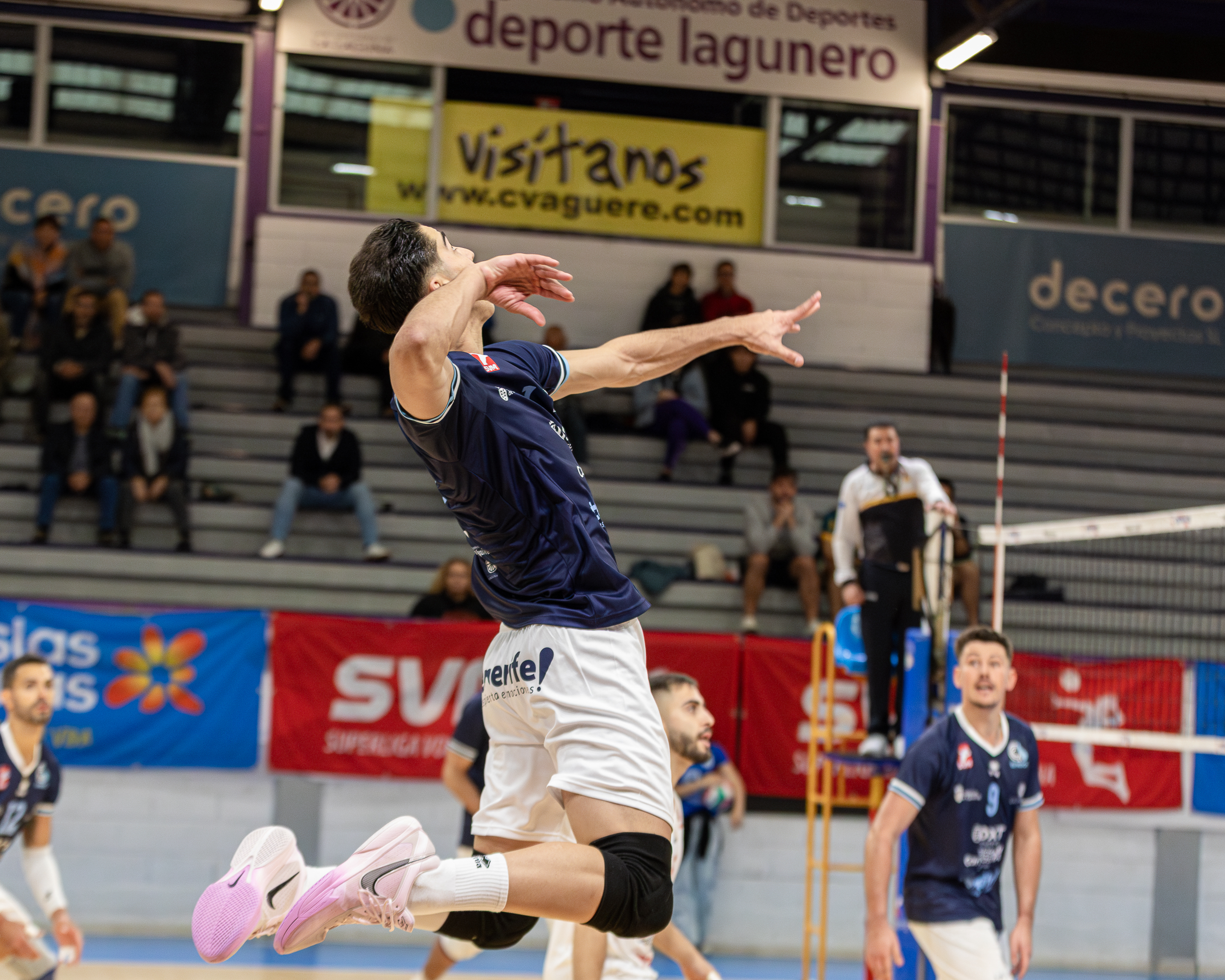 Carlos Nieves remata un balón en el Ríos Tejera (CEDIDA)