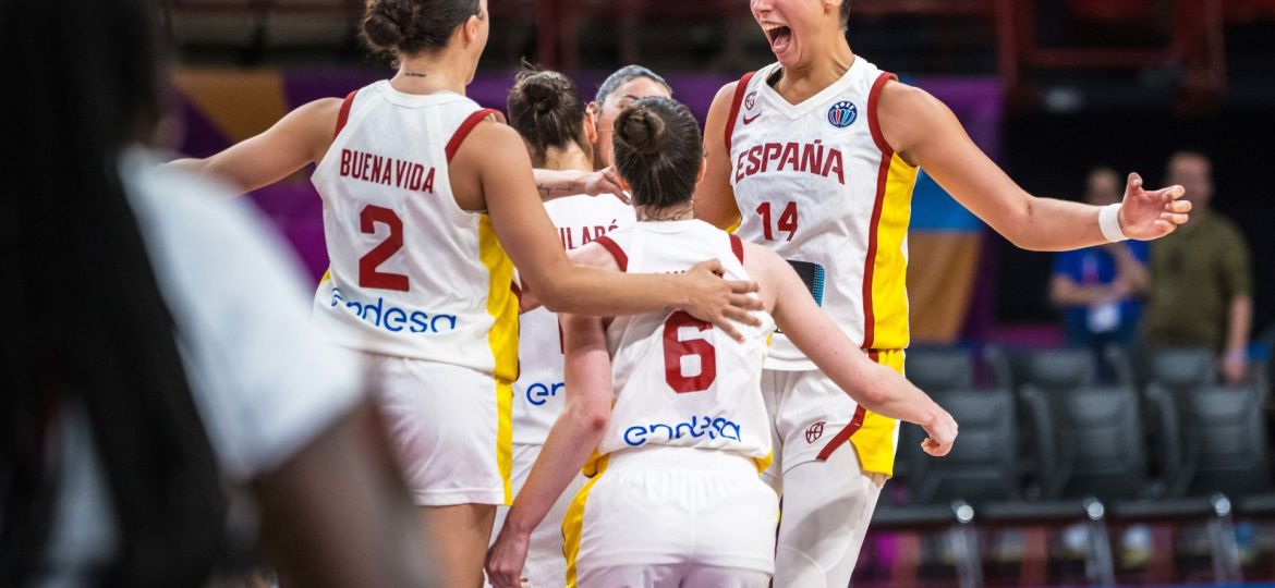 Celebración española tras pasar a semifinales (FIBA)