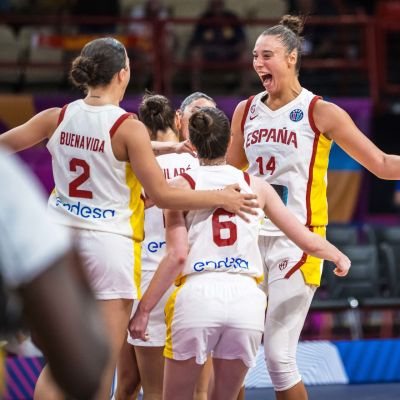 Celebración española tras pasar a semifinales (FIBA)
