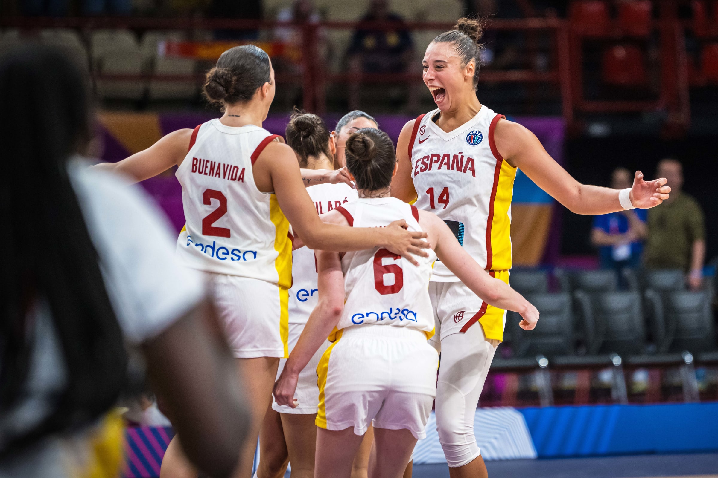 Celebración española tras pasar a semifinales (FIBA)