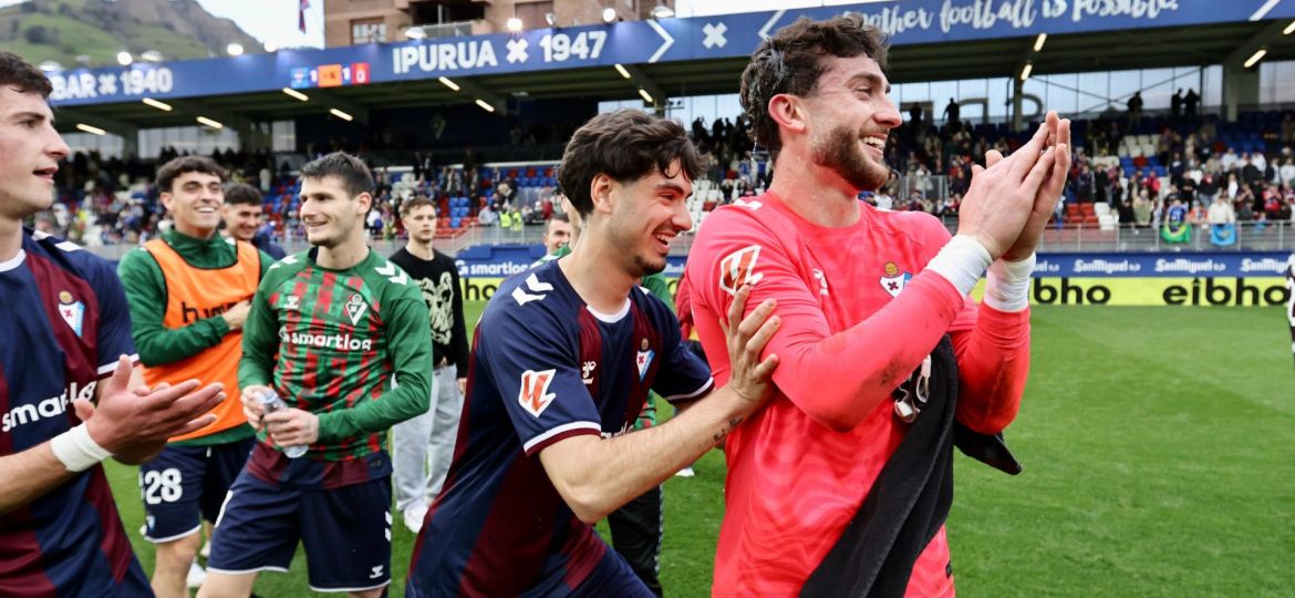 Celebración armera tras el empate ante el Oviedo (@SDEibar)