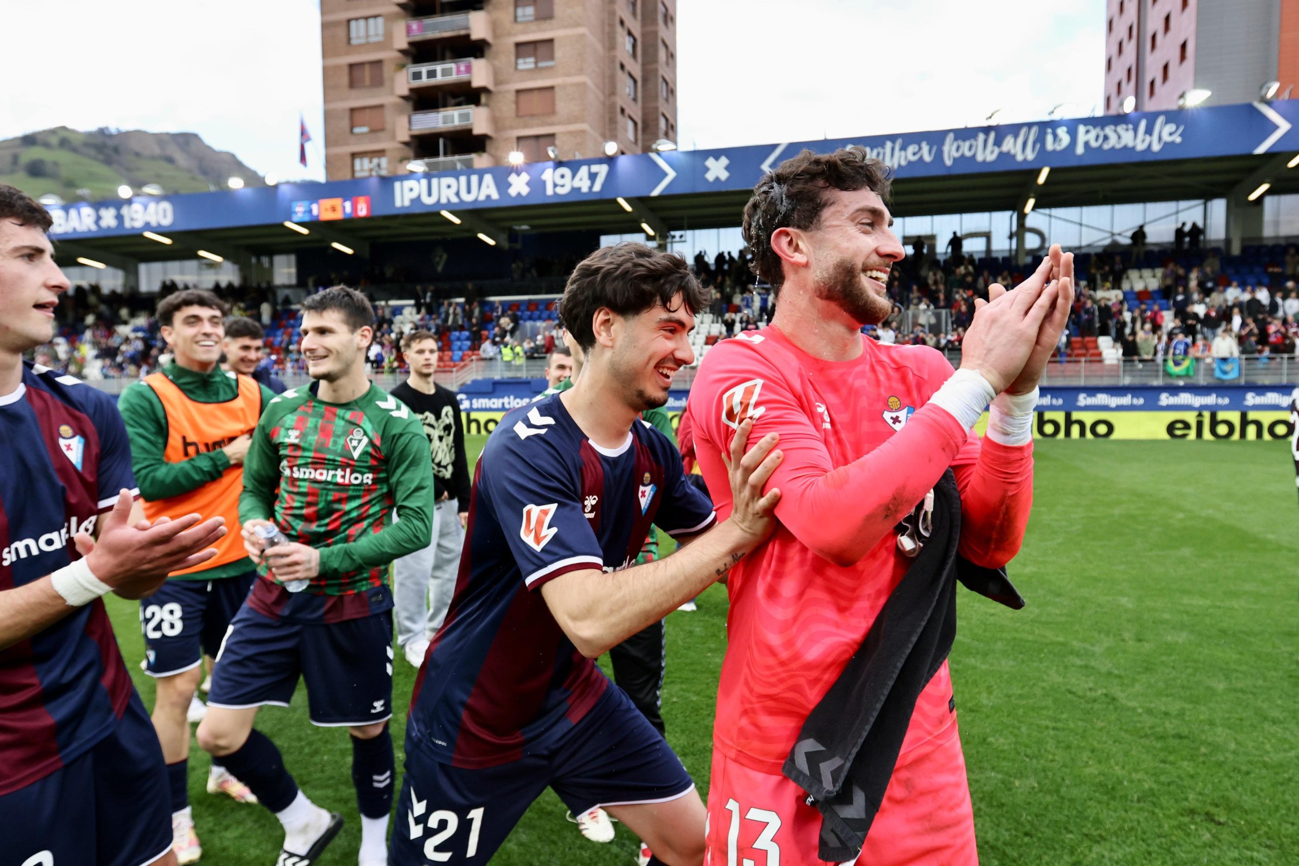 Celebración armera tras el empate ante el Oviedo (@SDEibar)