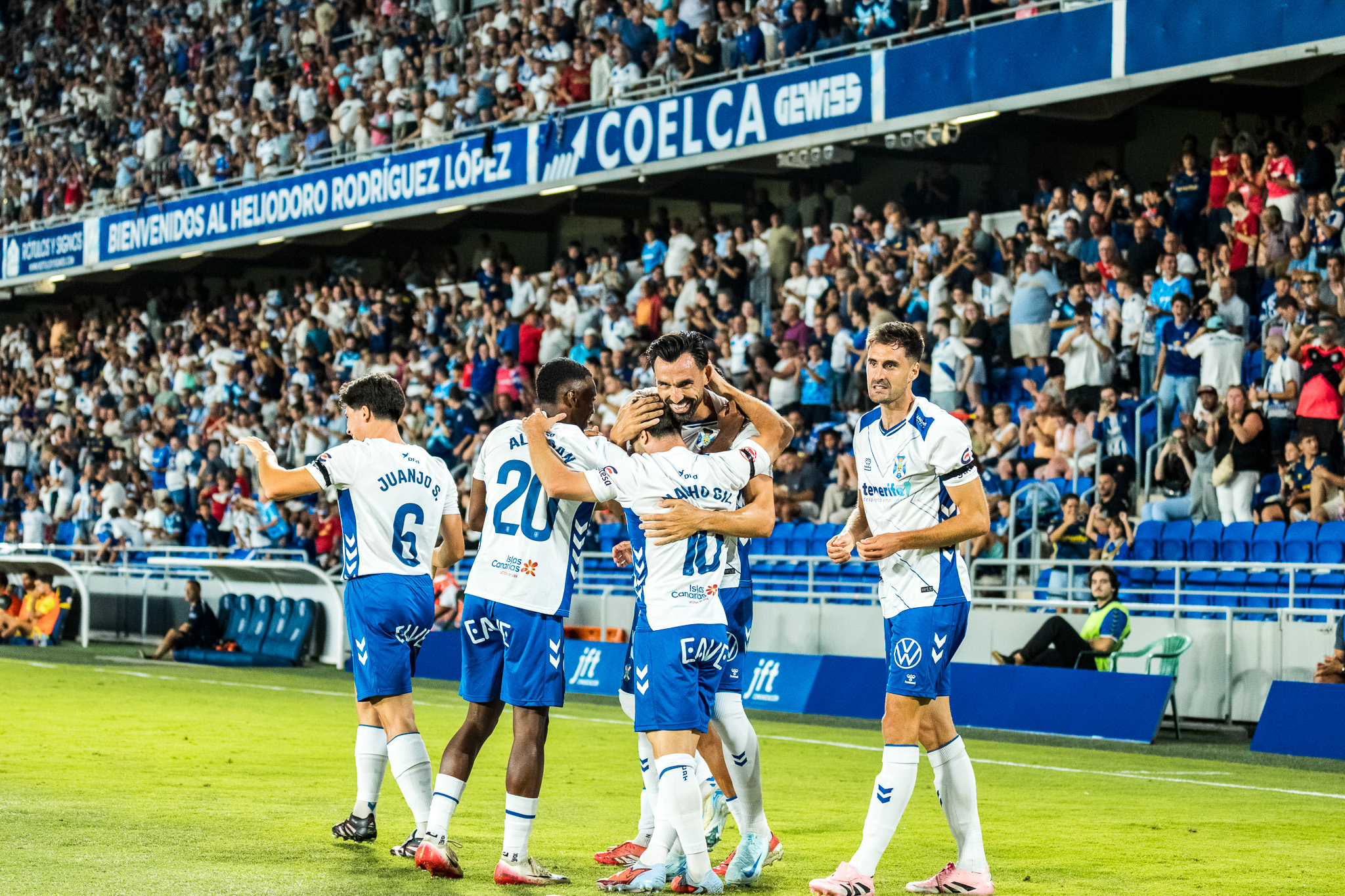 Celebración blanquiazul sobre el Heliodoro (CD Tenerife)