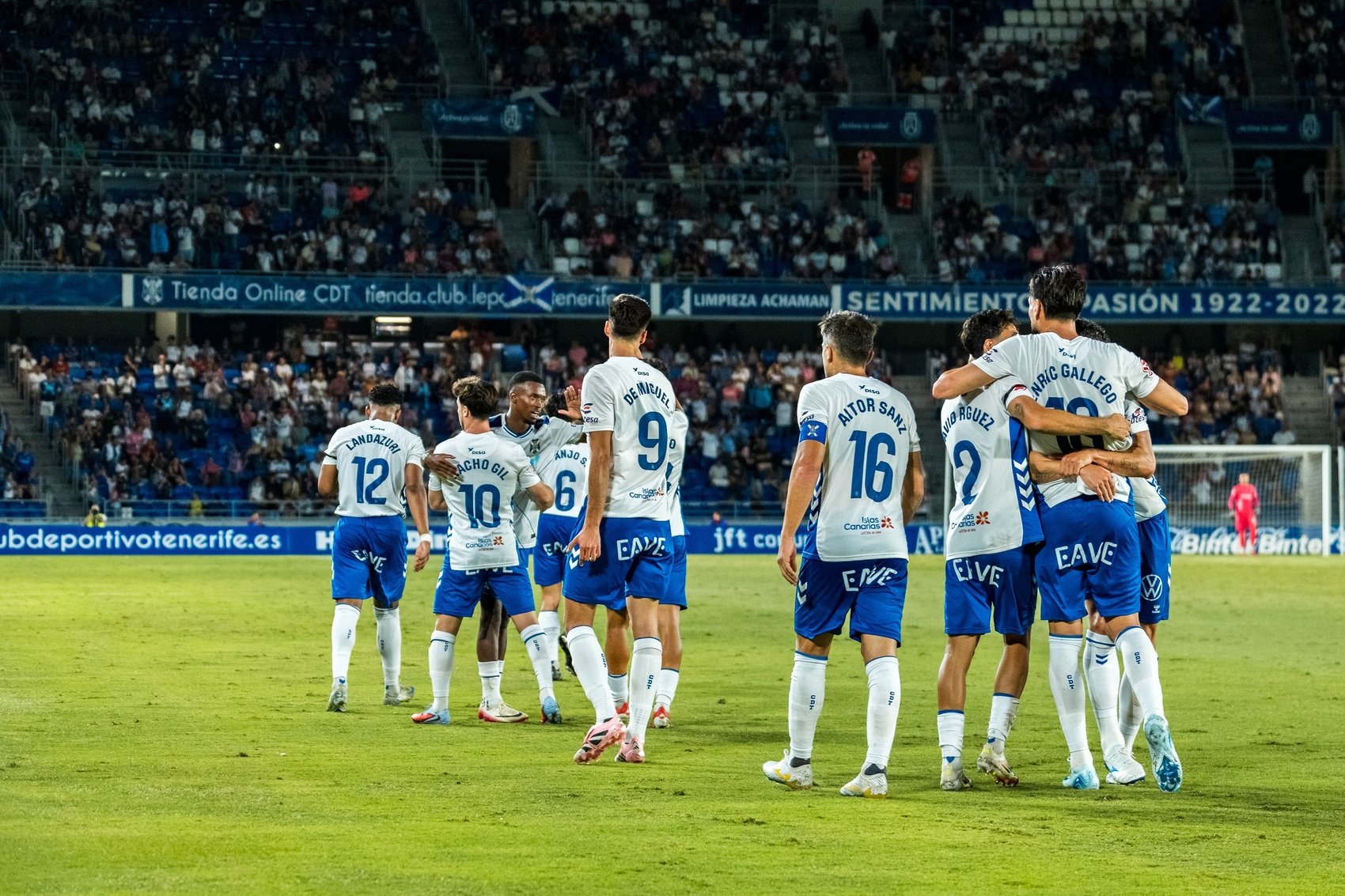 Celebración de un gol blanquiazul (CD Tenerife)