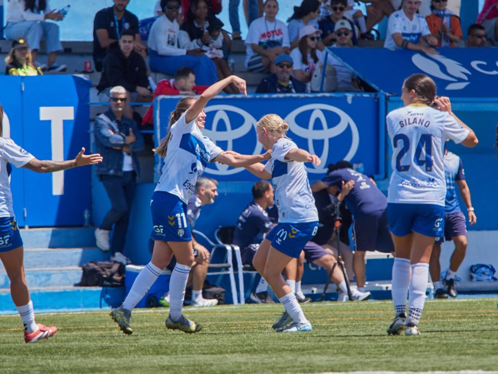 Celebración de un gol de las tinerfeñas (@UDCATenerife)