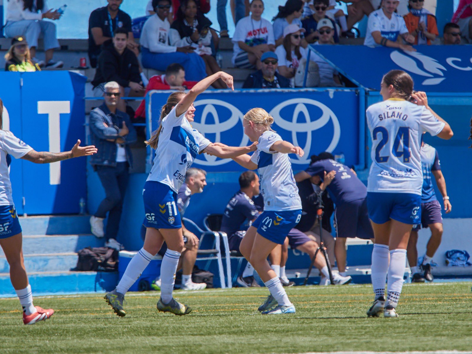 Celebración de un gol de las tinerfeñas (@UDCATenerife)