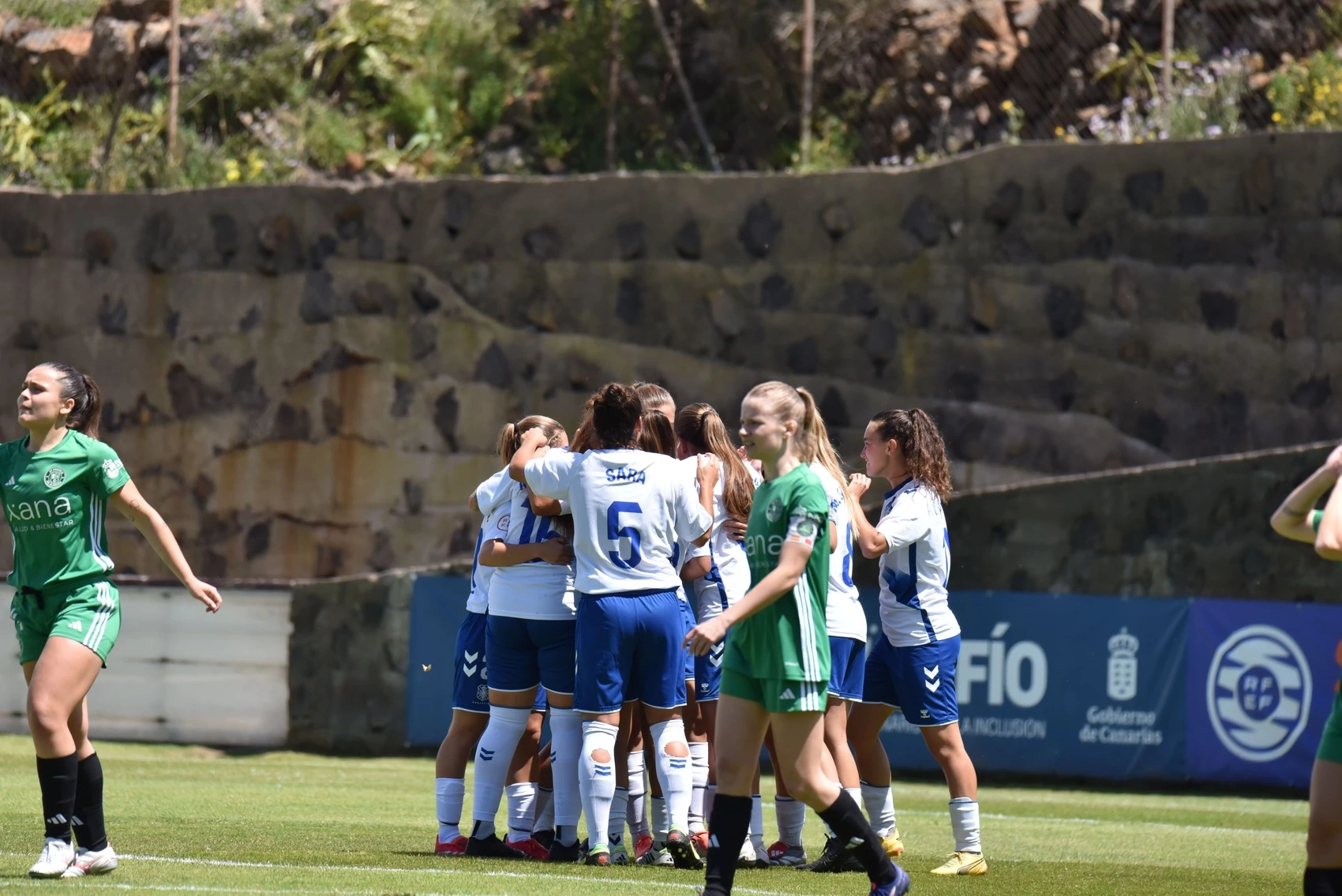 Celebración de uno de los goles blanquiazules (CD Tenerife)
