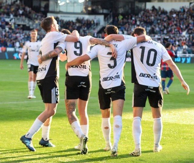 Celebración de uno de los goles burgaleses al Huesca (@Burgos_CF)