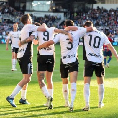Celebración de uno de los goles burgaleses al Huesca (@Burgos_CF)