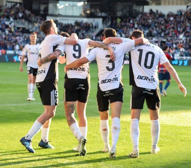 Celebración de uno de los goles burgaleses al Huesca (@Burgos_CF)