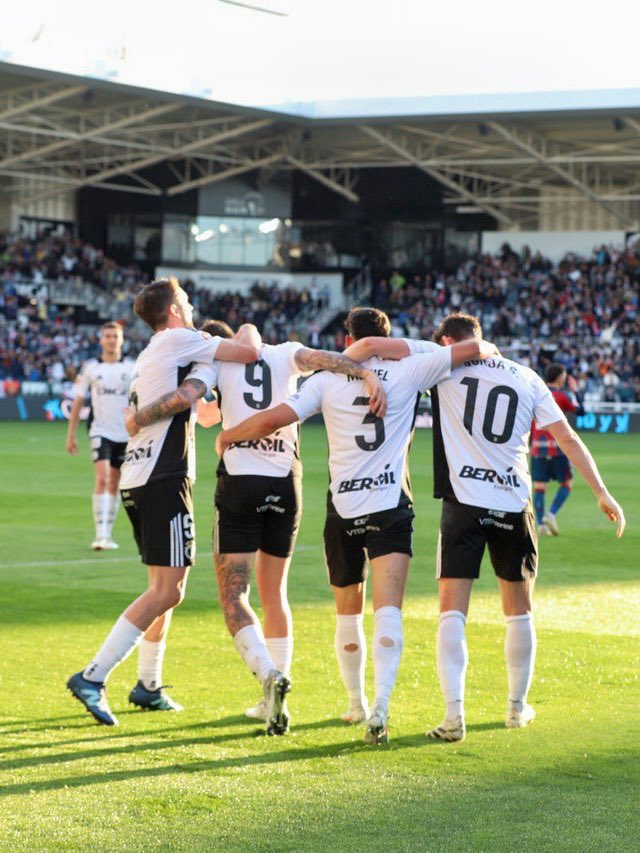 Celebración de uno de los goles burgaleses al Huesca (@Burgos_CF)