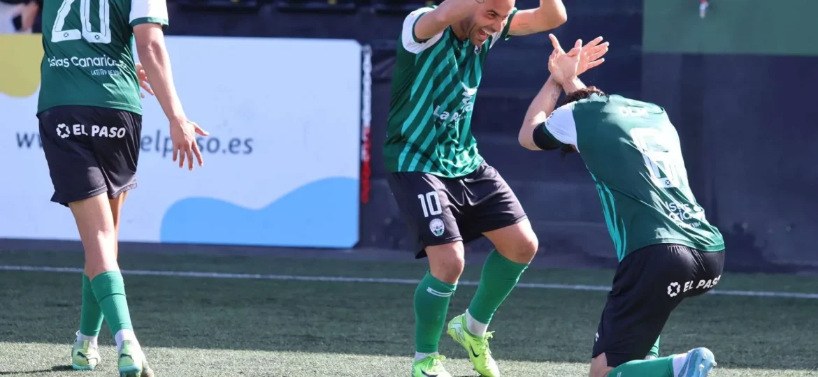 Celebración de uno de los goles palmeros al Unión Adarve (CD Atlético Paso)