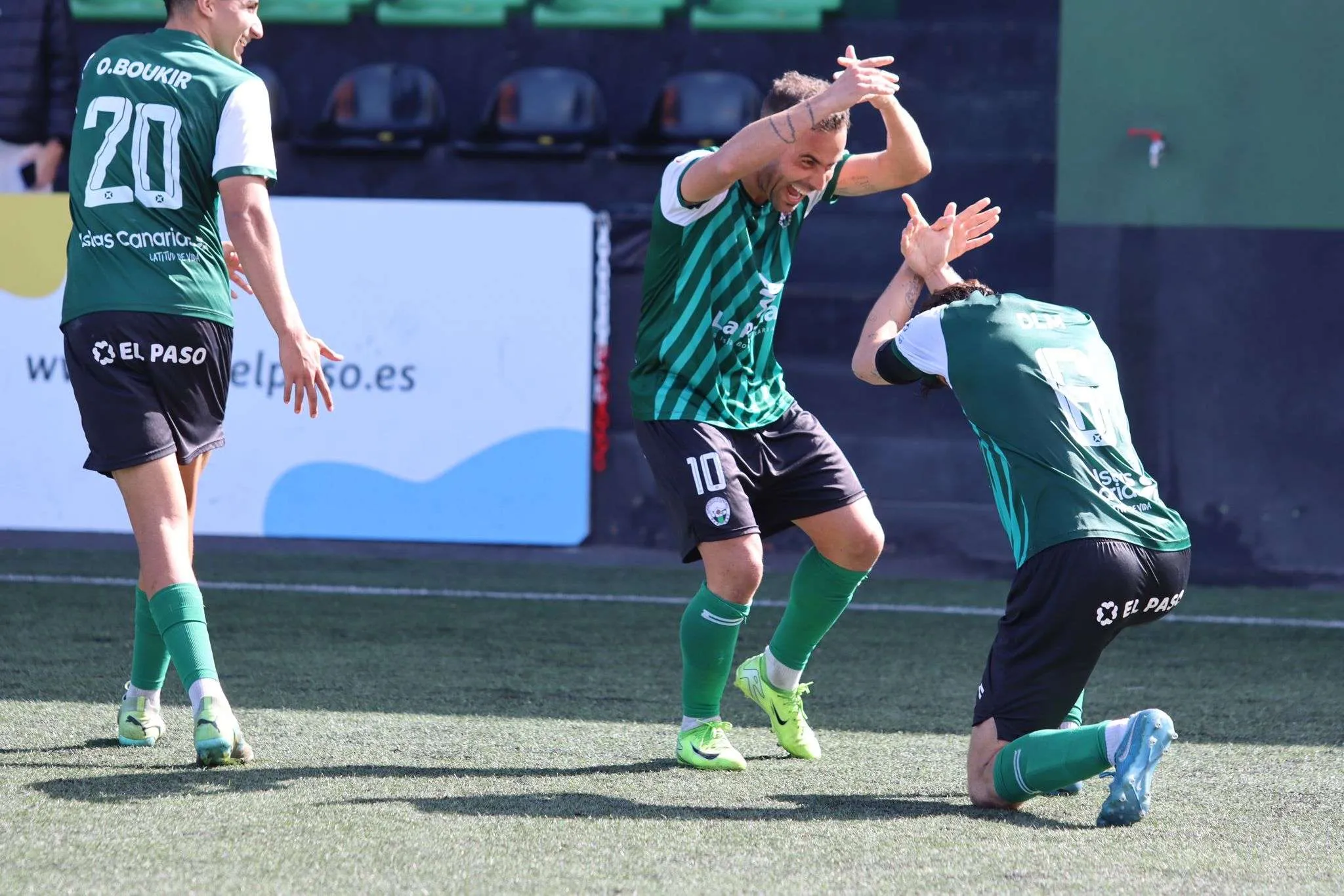Celebración de uno de los goles palmeros al Unión Adarve (CD Atlético Paso)