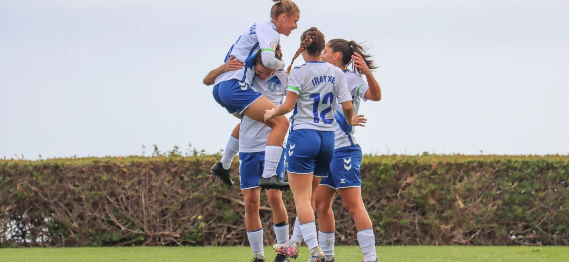 Celebración del gol blanquiazul ante el CD Juan Grande (CD Tenerife)