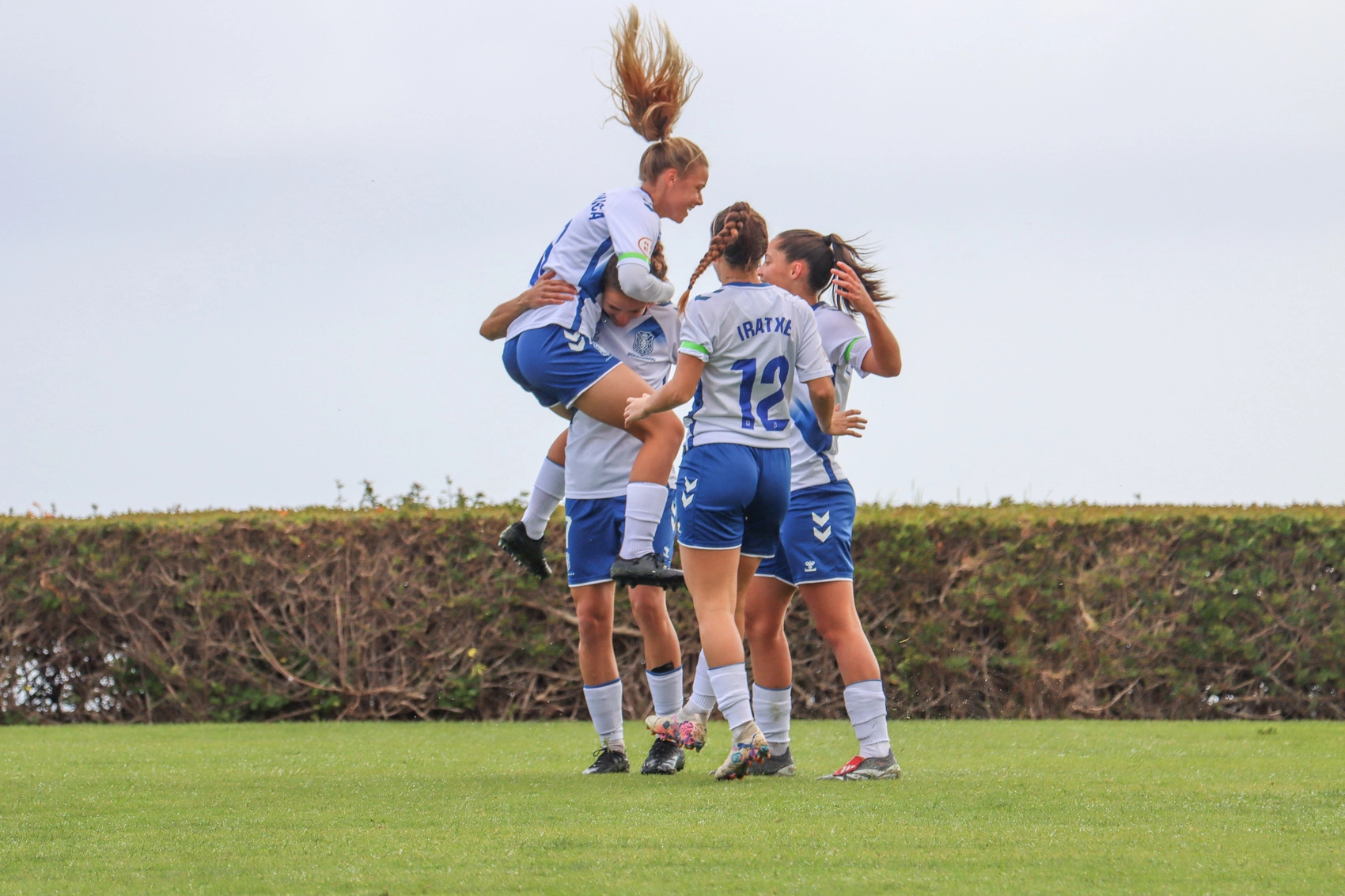 Celebración del gol blanquiazul ante el CD Juan Grande (CD Tenerife)