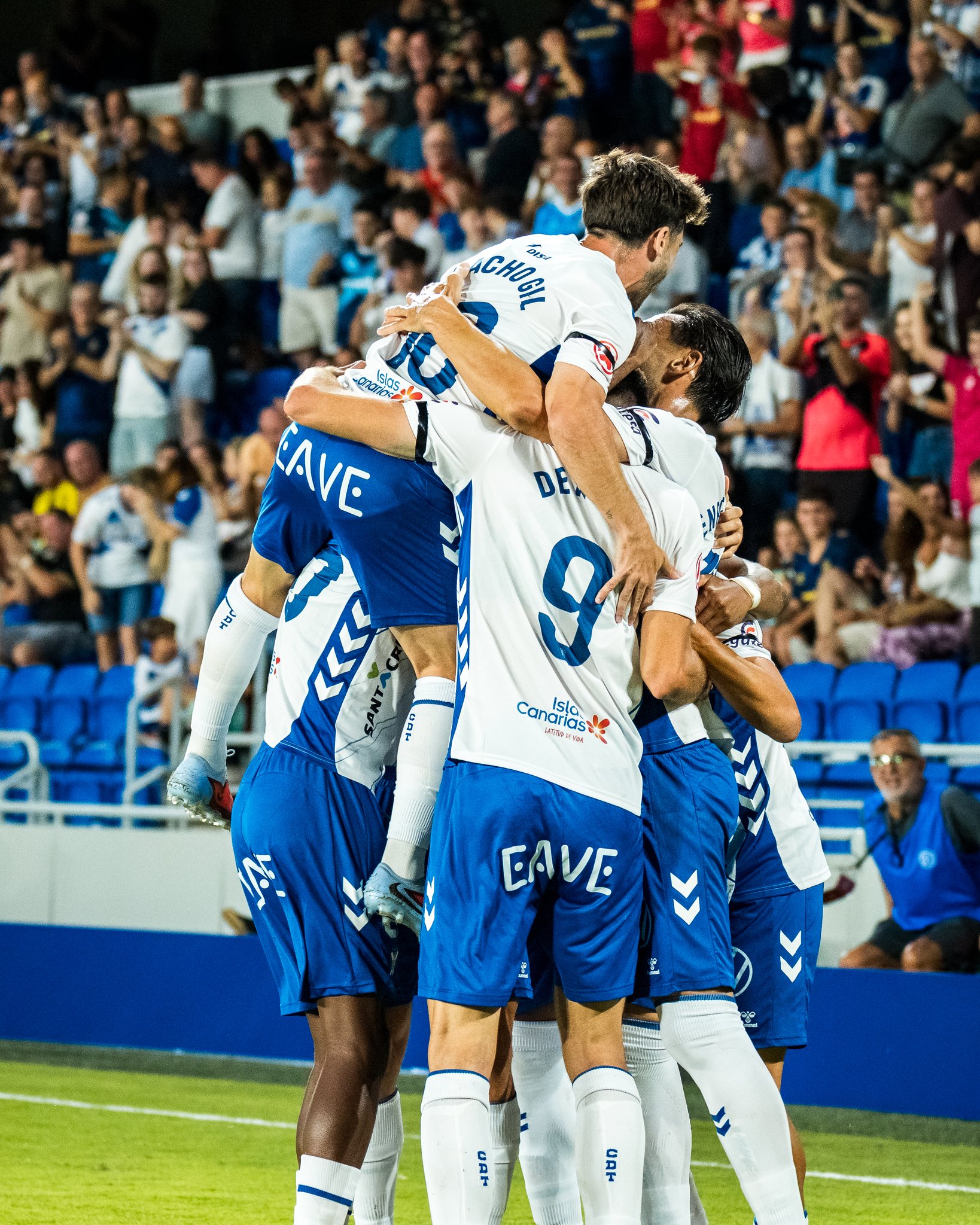 Celebración del primer gol de De Miguel (CD Tenerife)
