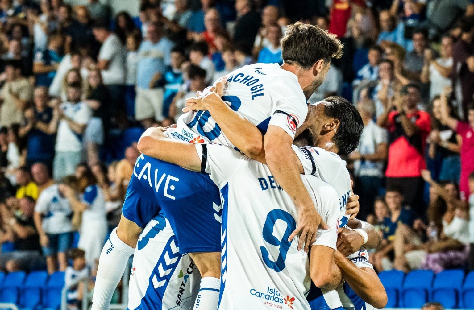 Celebración del primer gol de De Miguel (CD Tenerife)