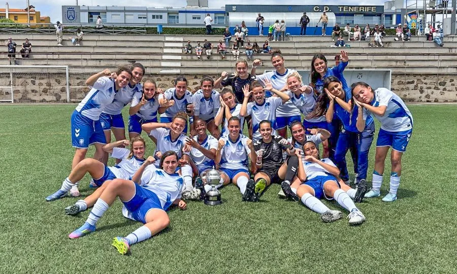 Celebración del título por parte de las blanquiazules (CD Tenerife)