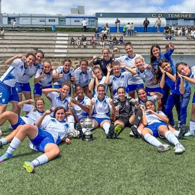Celebración del título por parte de las blanquiazules (CD Tenerife)