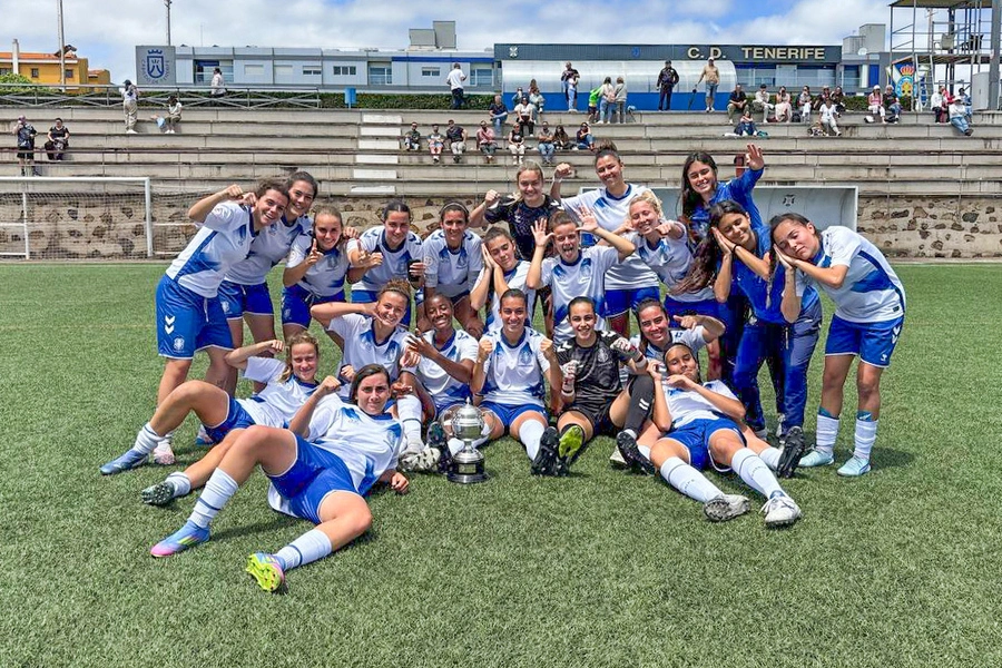 Celebración del título por parte de las blanquiazules (CD Tenerife)