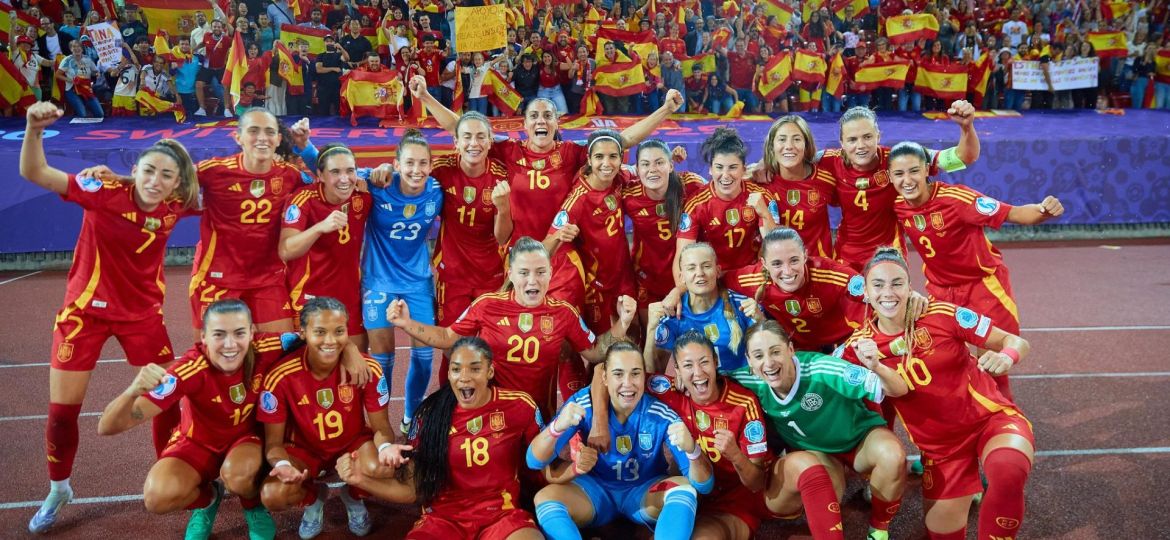 Celebración española con Cristina Martín-Prieto (16) en la foto (@SEFutbolFem)