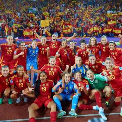 Celebración española con Cristina Martín-Prieto (16) en la foto (@SEFutbolFem)