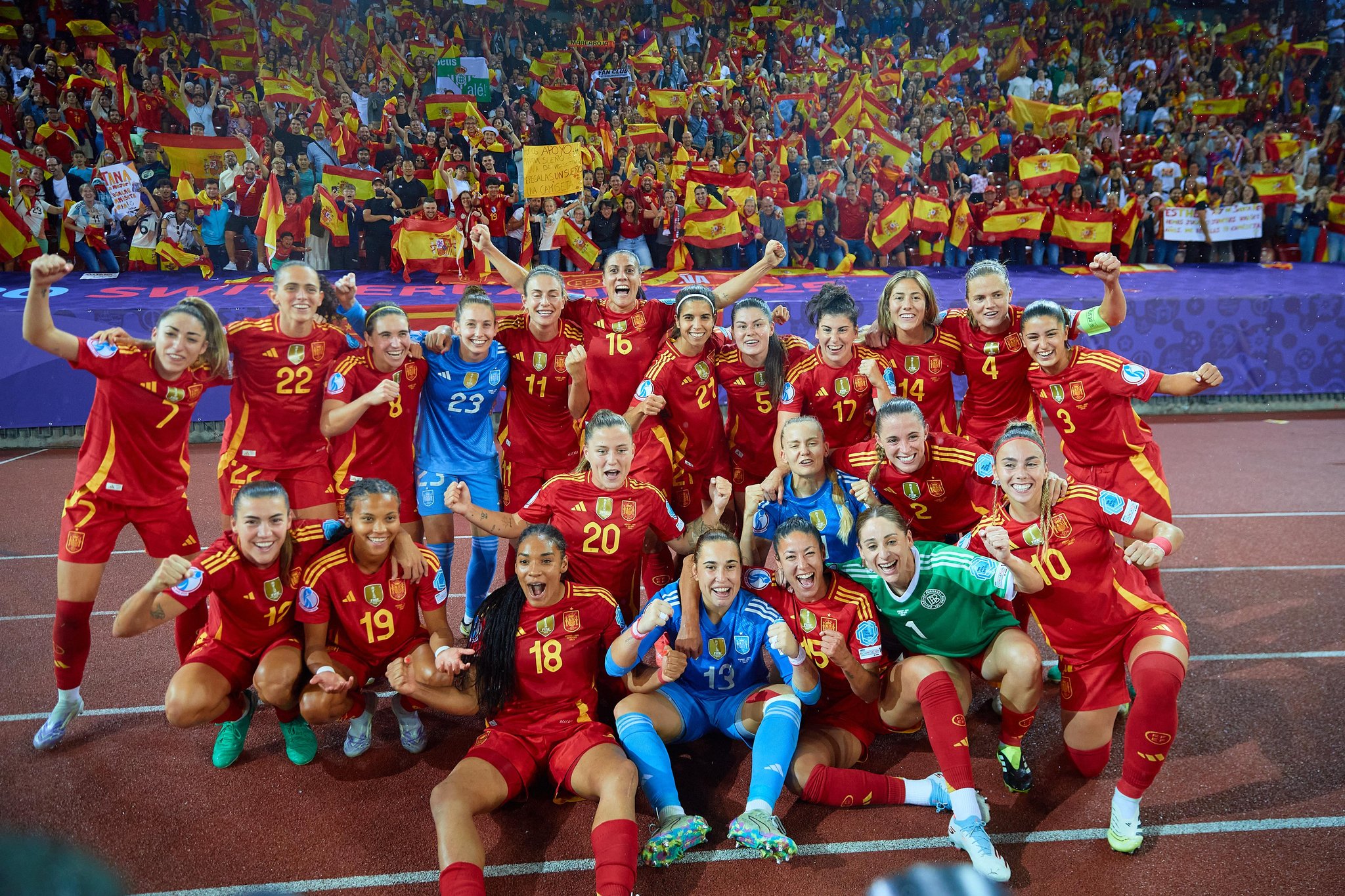 Celebración española con Cristina Martín-Prieto (16) en la foto (@SEFutbolFem)