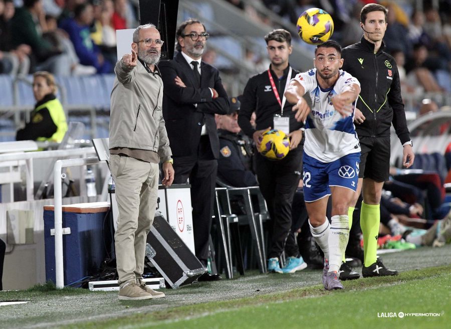 Cervera dando instrucciones (LALIGA).