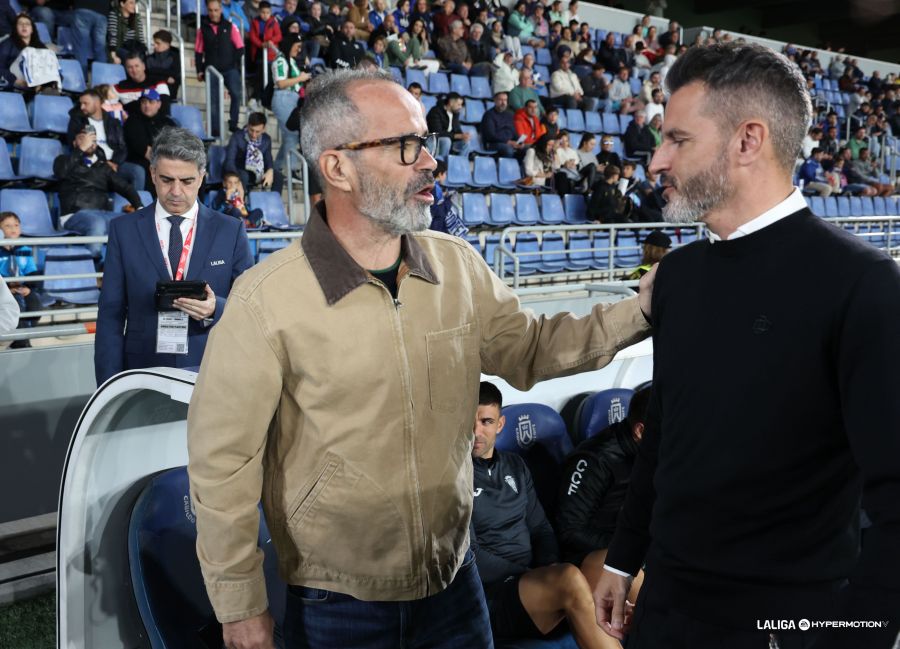 Cervera y Ania se saludan antes del partido (LALIGA).