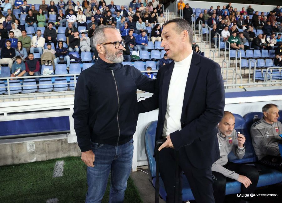 Cervera y Oltra se saludan antes del partido (LALIGA).