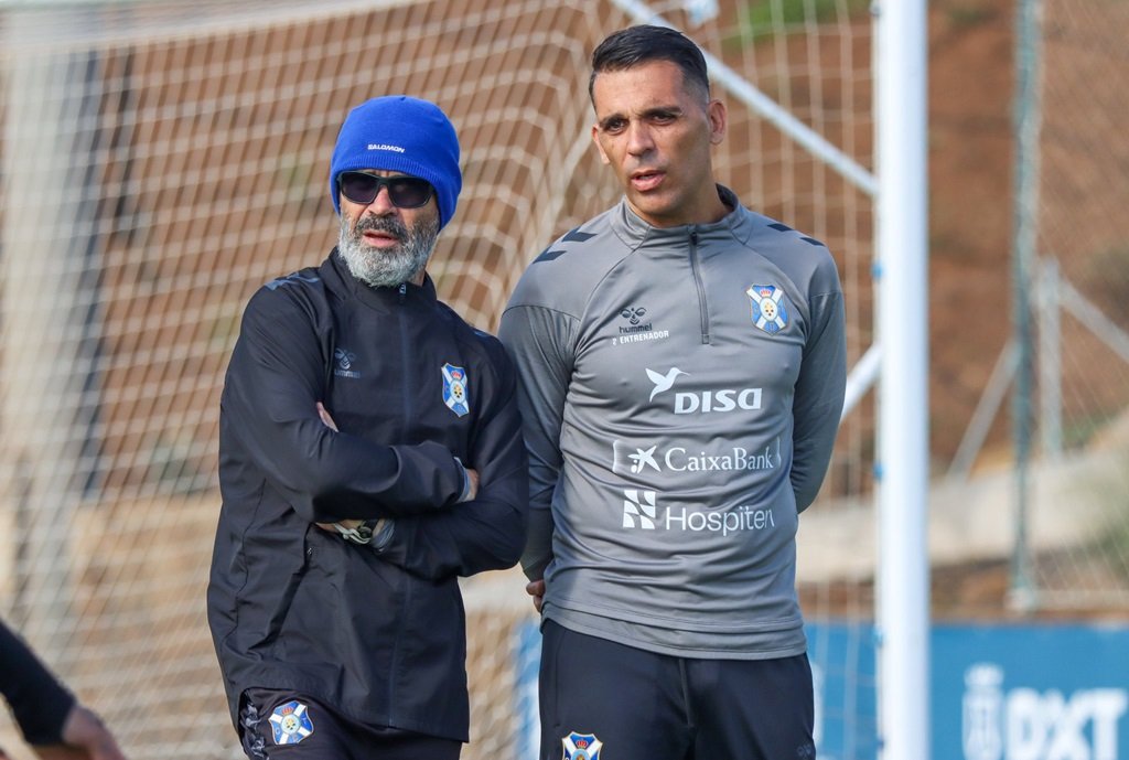 Cervera y Perera dirigen un entrenamiento (CD TENERIFE).