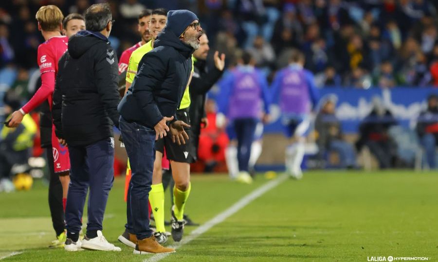 Cervera dando instrucciones en La Romareda (La Liga)
