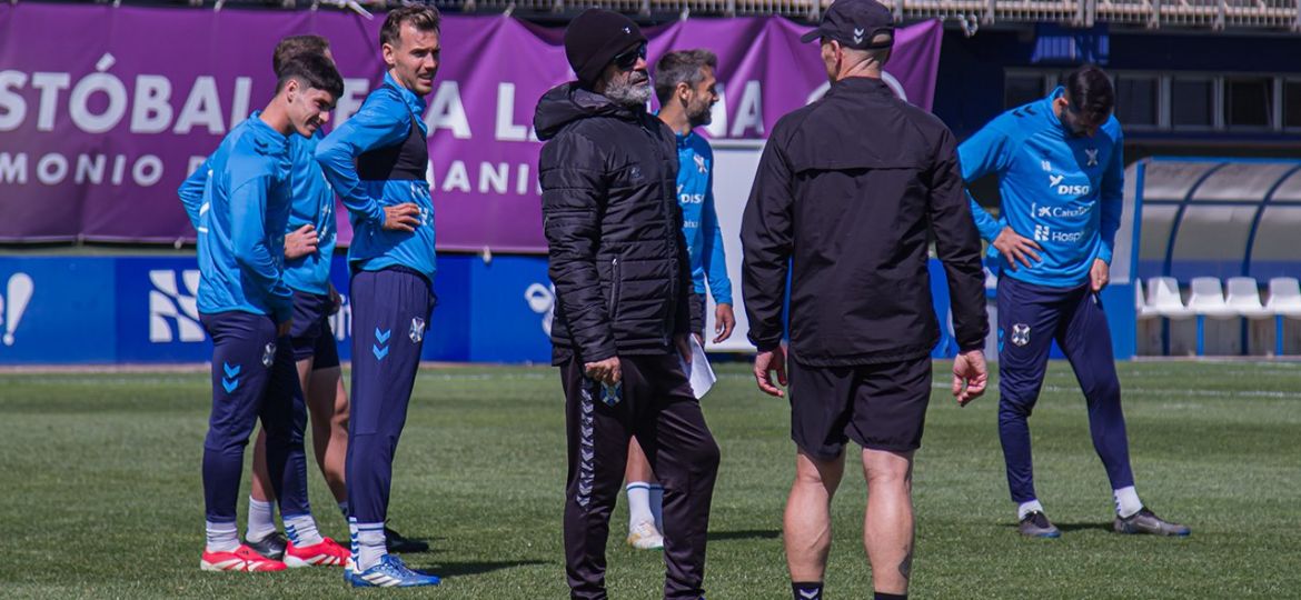 Cervera dirigiendo la sesión de entrenamiento en la Ciudad Deportiva (@CDTOficial)