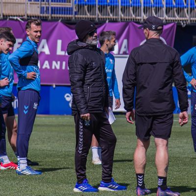 Cervera dirigiendo la sesión de entrenamiento en la Ciudad Deportiva (@CDTOficial)