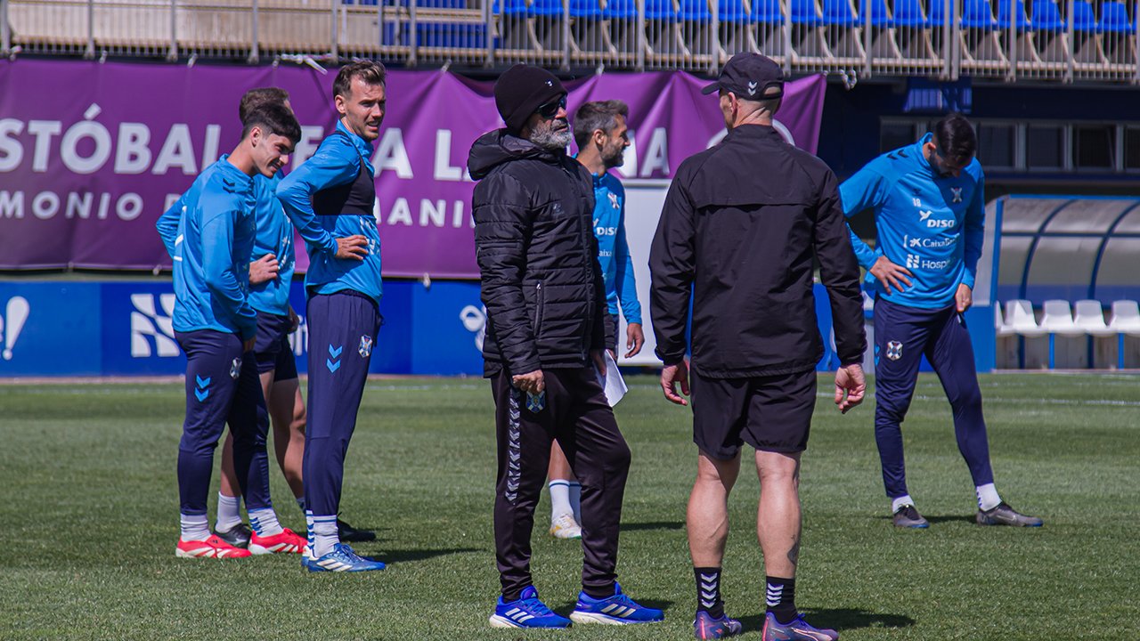 Cervera dirigiendo la sesión de entrenamiento en la Ciudad Deportiva (@CDTOficial)