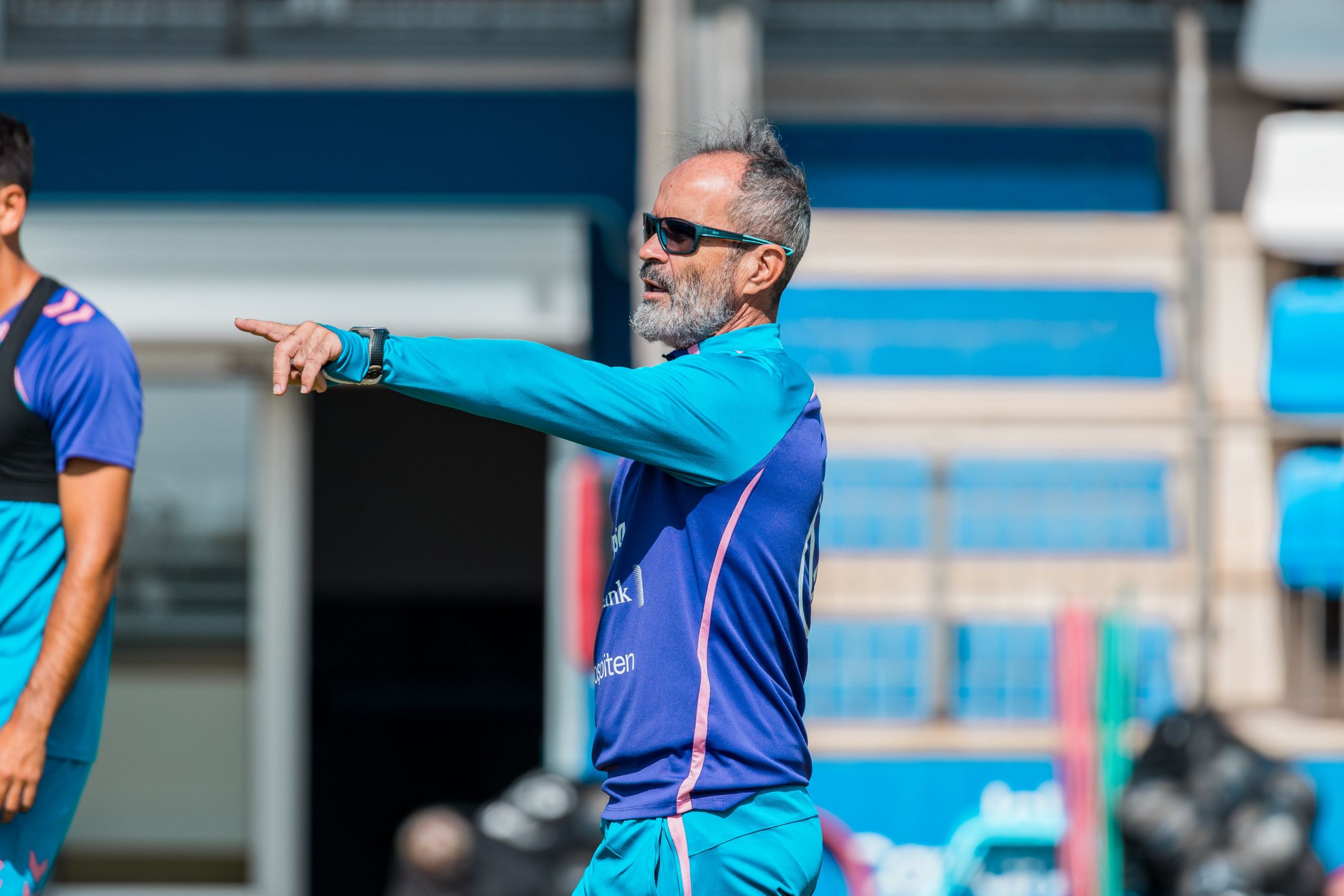 Cervera dirigiendo un entrenamiento (CD Tenerife)