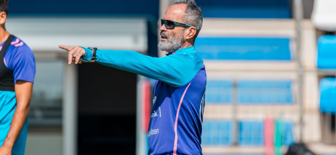Cervera dirigiendo un entrenamiento (CD Tenerife)