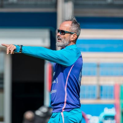 Cervera dirigiendo un entrenamiento (CD Tenerife)