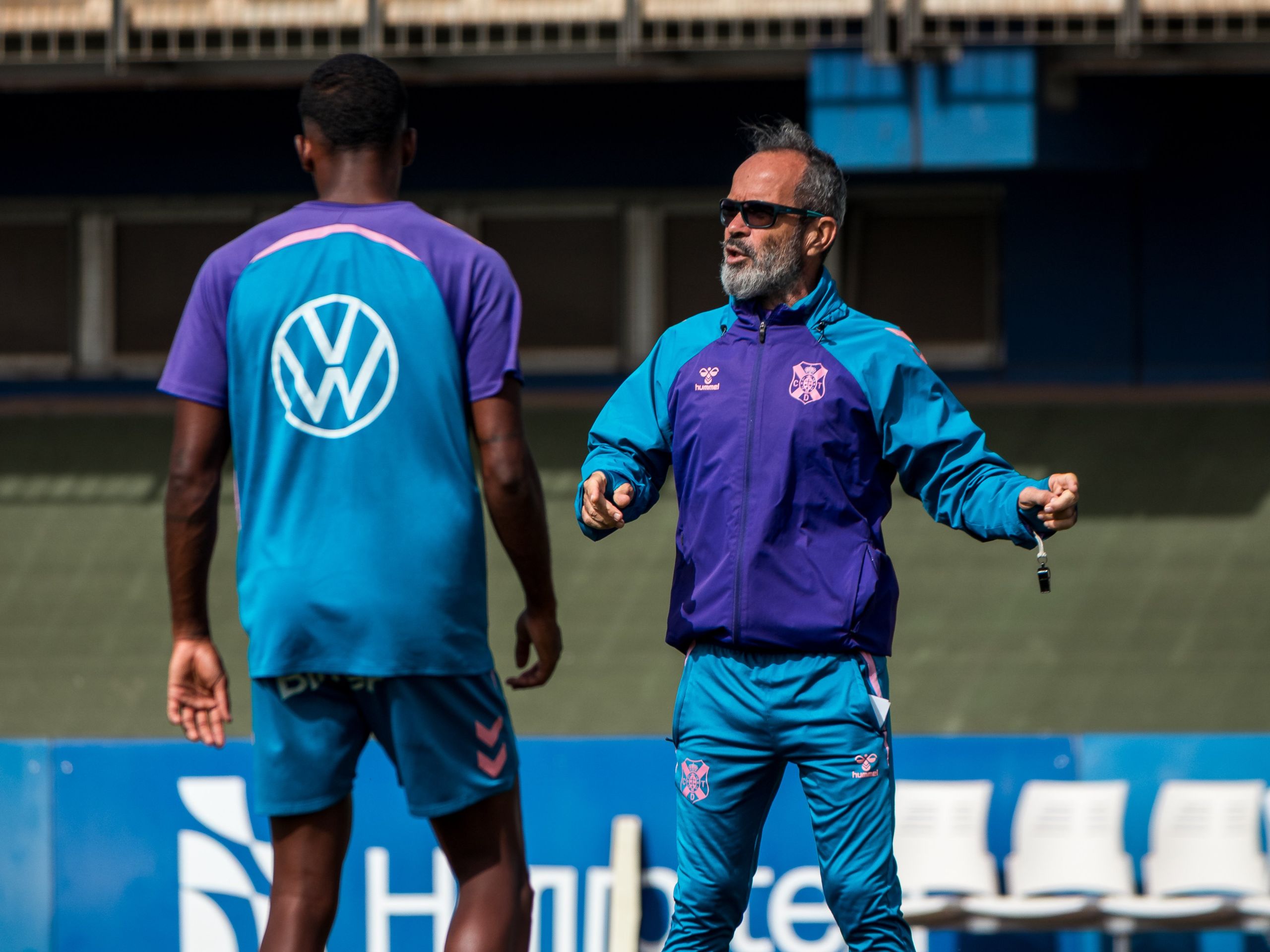 Cervera dirigiendo un entrenamiento (CD Tenerife)