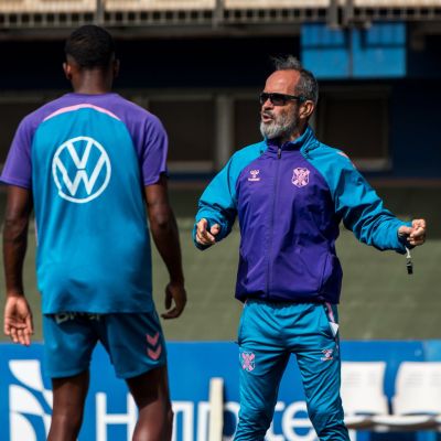 Cervera dirigiendo un entrenamiento (CD Tenerife)